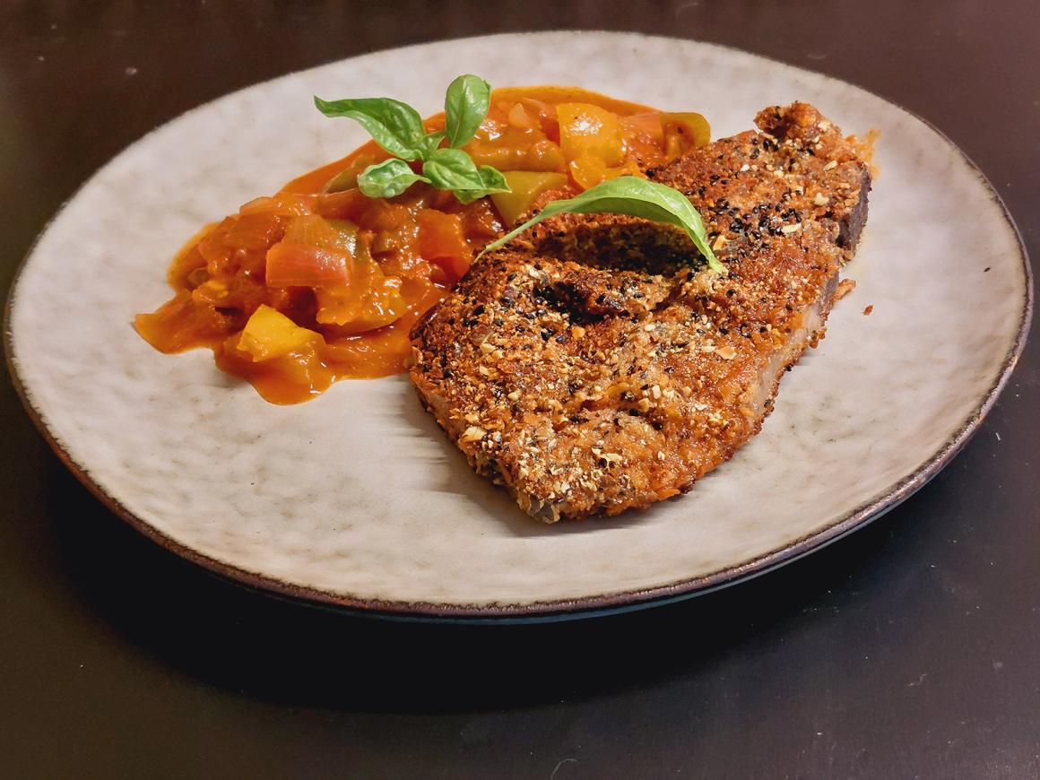 Kotelett in Kürbiskernpanade mit Paprikagemüse
