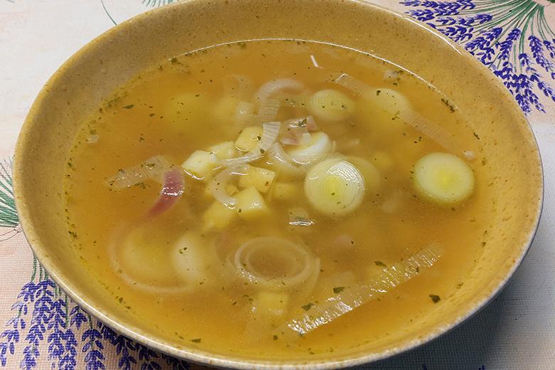 Klare Kartoffel-Lauchsuppe