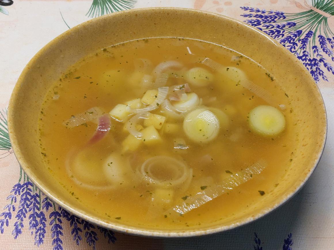 Klare Kartoffel-Lauchsuppe