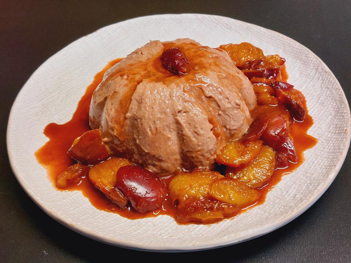 Schokoladenpudding mit Pflaumenkompott