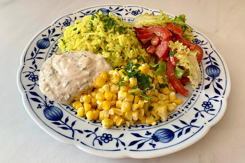 Mais gebraten mit Safran-Reis, Joghurt-Dip und Salat