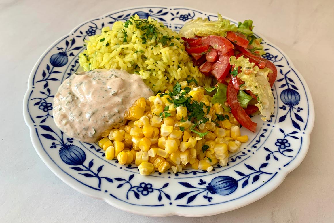 Mais gebraten mit Safran-Reis, Joghurt-Dip und Salat