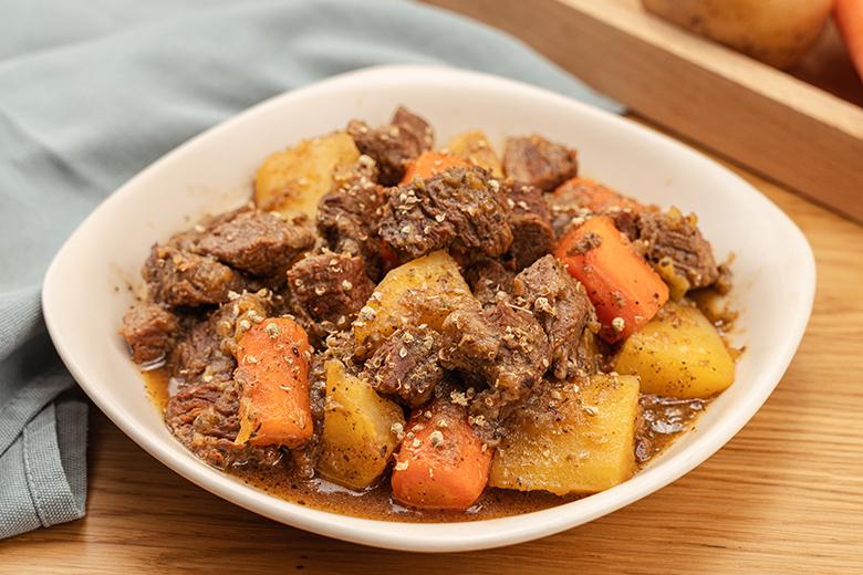 Rindereintopf mit Kartoffeln und Möhren
