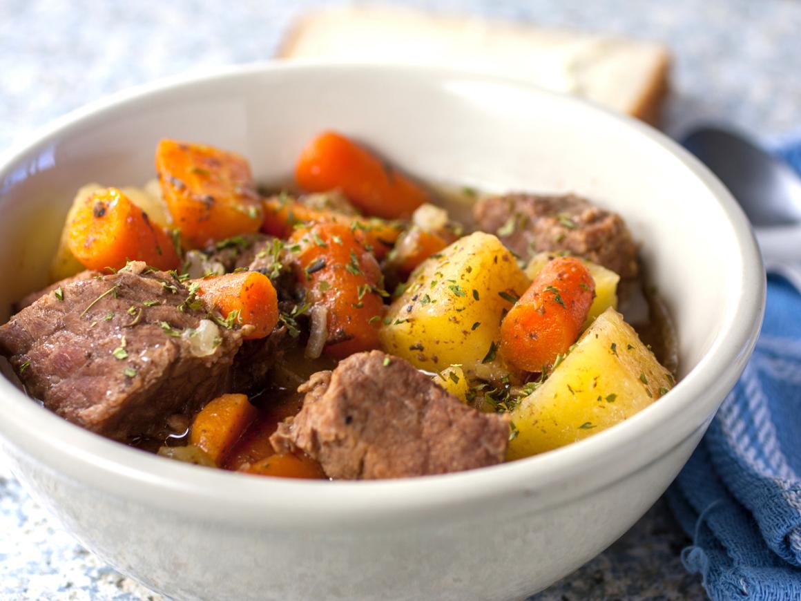 Rindereintopf mit Kartoffeln und Möhren