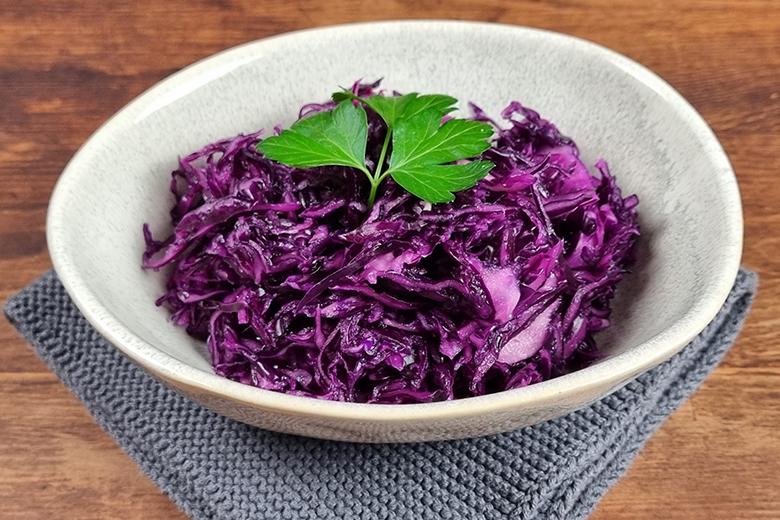 Omas Rotkohlsalat