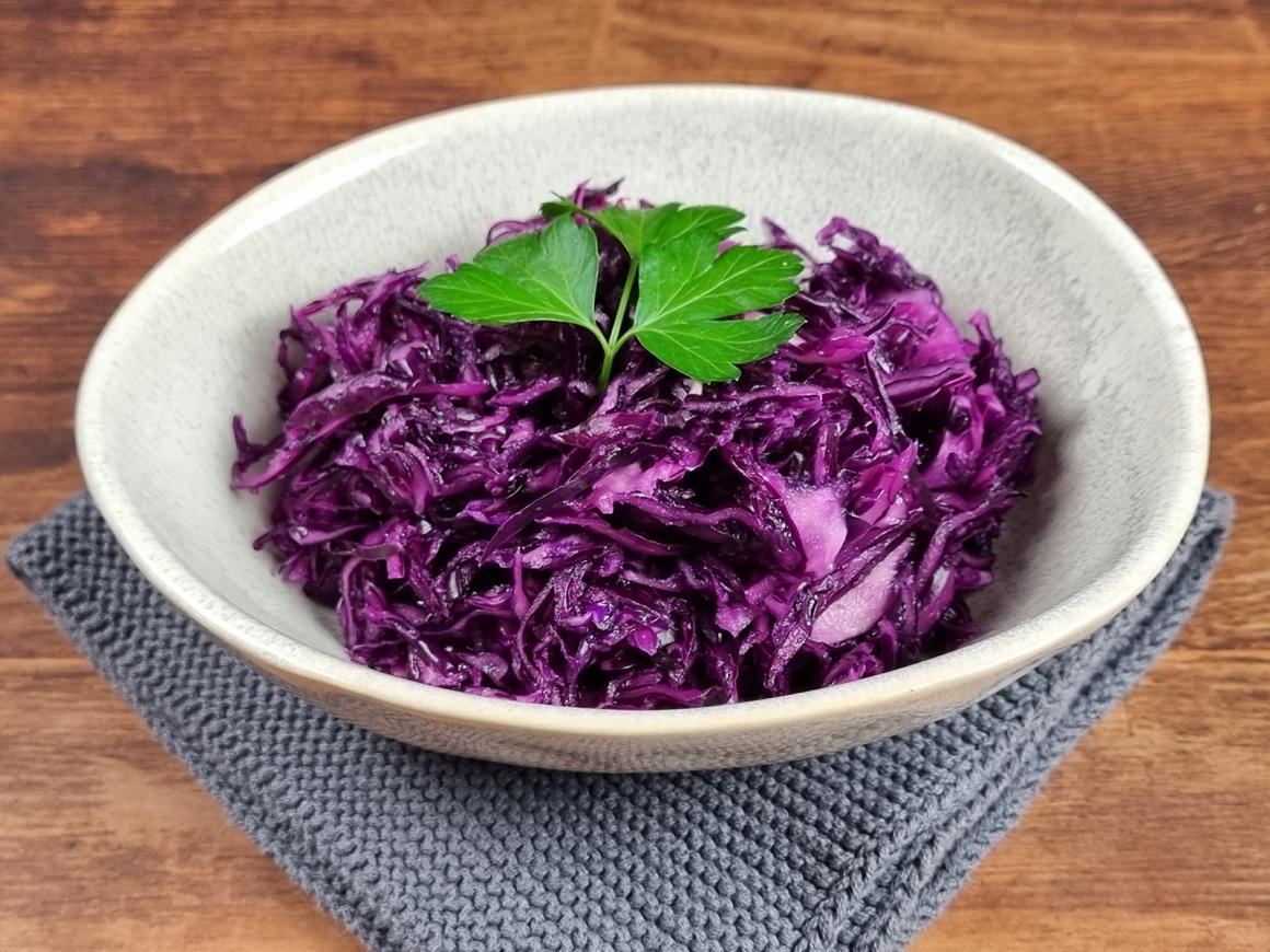 Omas Rotkohlsalat