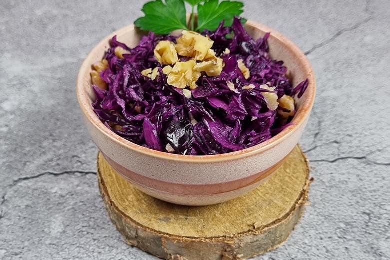 Rotkohlsalat mit Walnüssen