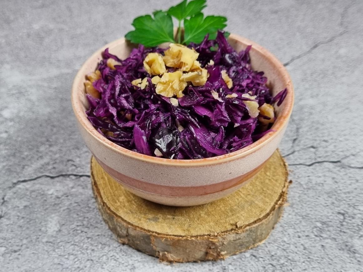 Rotkohlsalat mit Walnüssen