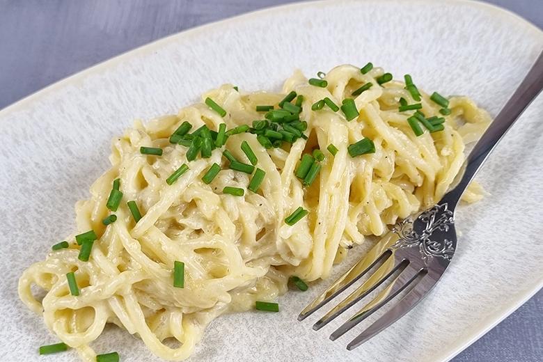 Cremige Pasta mit karamellisierten Zwiebeln