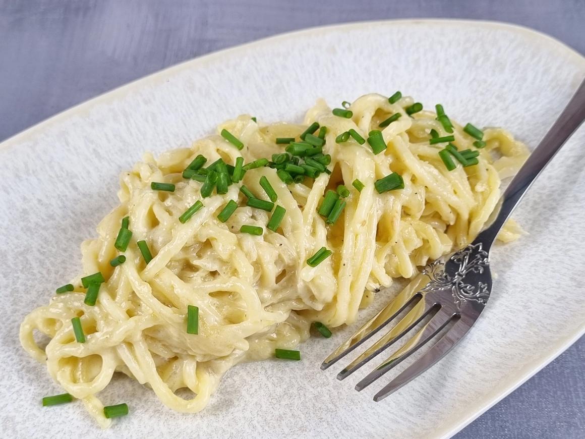 Cremige Pasta mit karamellisierten Zwiebeln