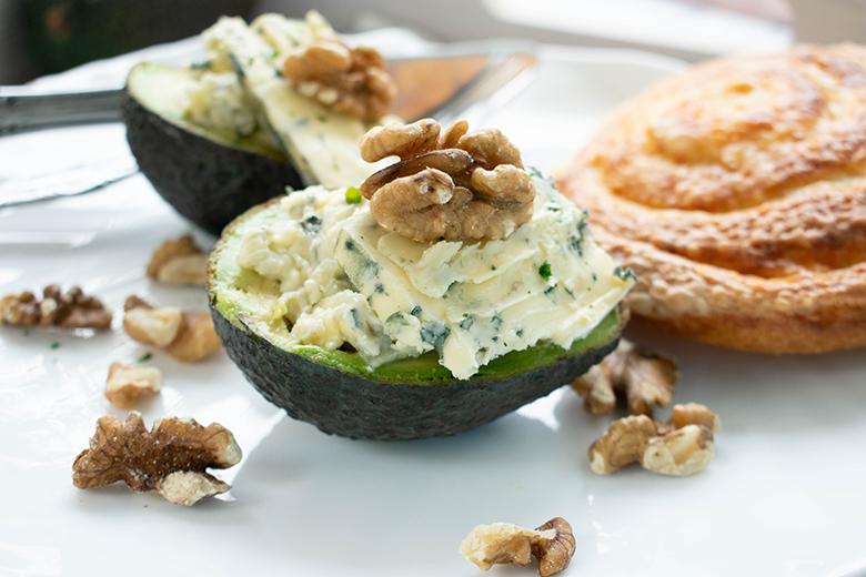 Avocado gefüllt mit Roquefort