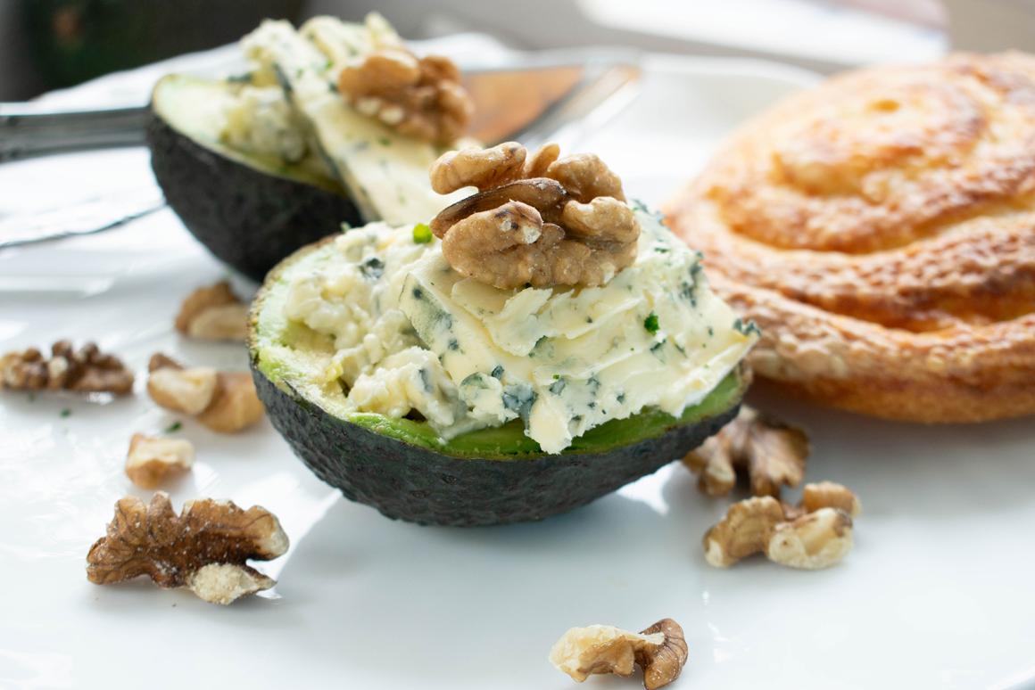 Avocado gefüllt mit Roquefort