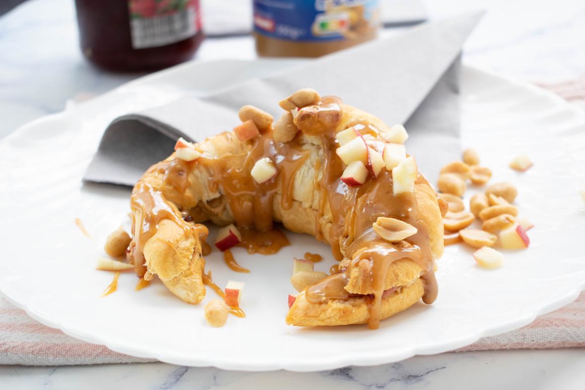 Croissants mit Erdnussbutter und Marmelade
