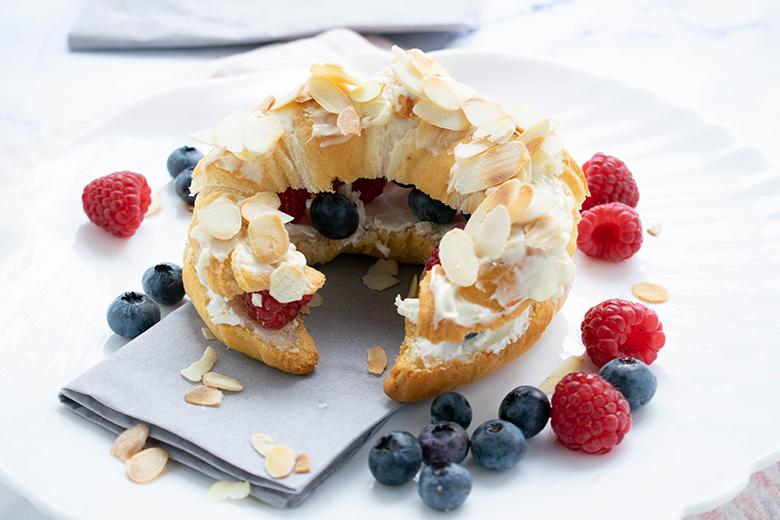 Croissants mit Frischkäse und Beeren