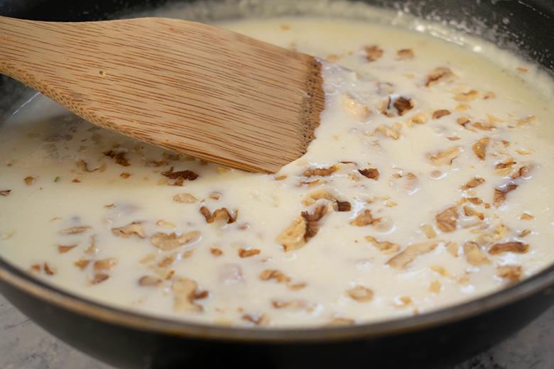 Käsesauce mit Nüssen