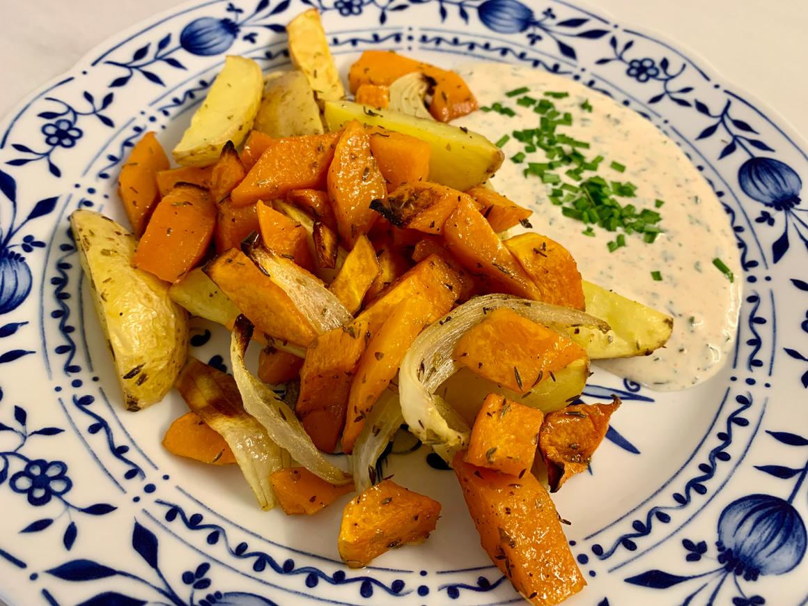 Butternut-Kürbis mit Kartoffelspalten aus dem Ofen