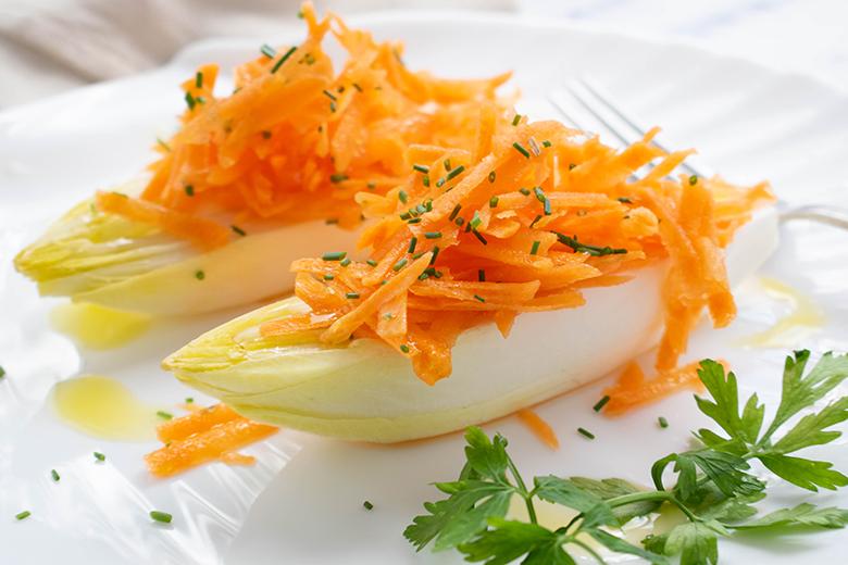 Möhrensalat auf Chicoréeschiffchen