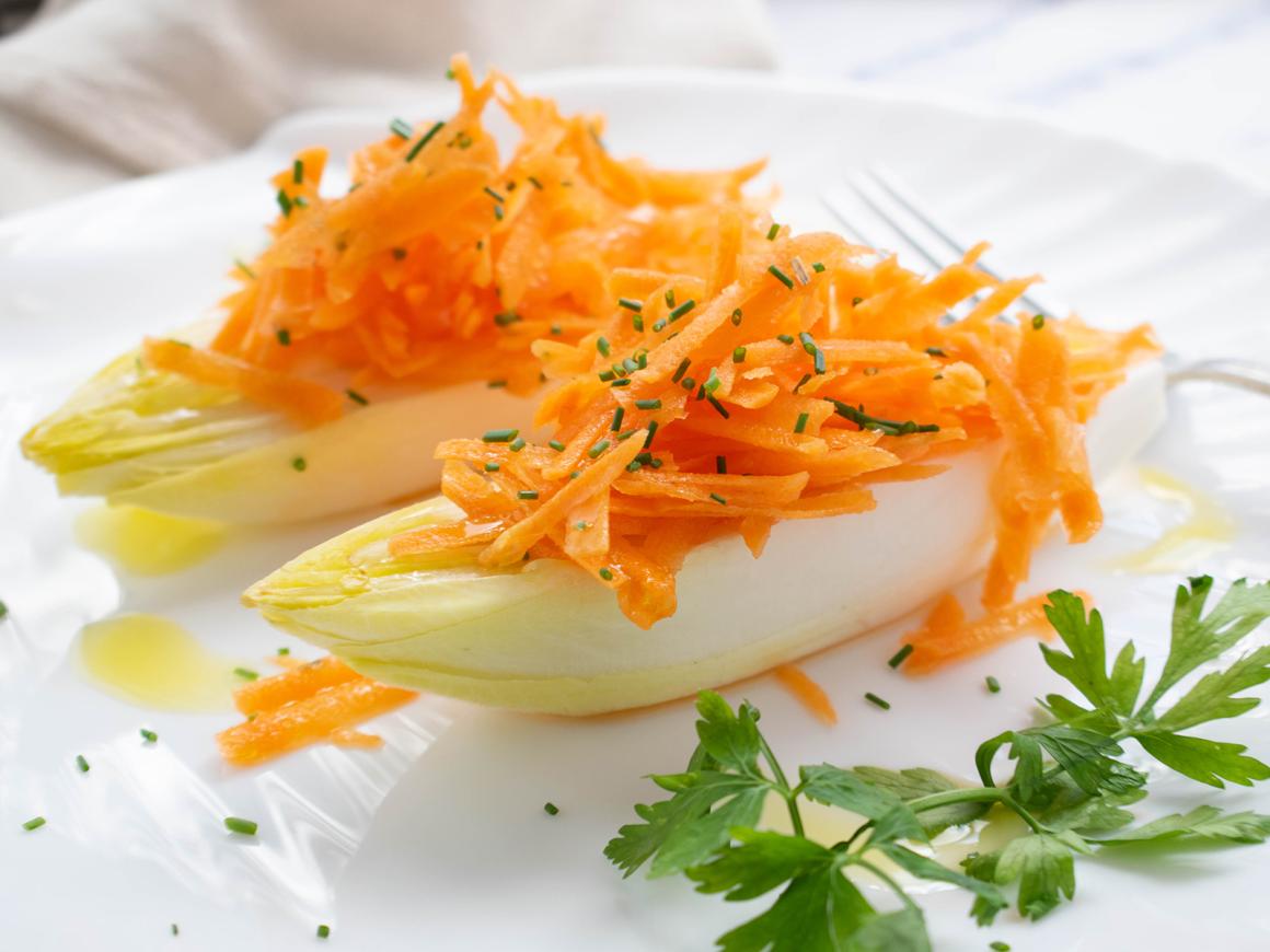 Möhrensalat auf Chicoréeschiffchen