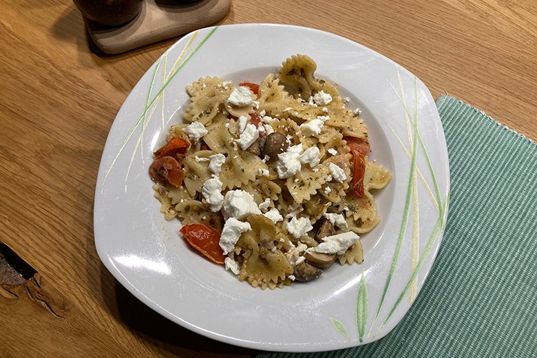 Italienische Nudelpfanne mit Feta