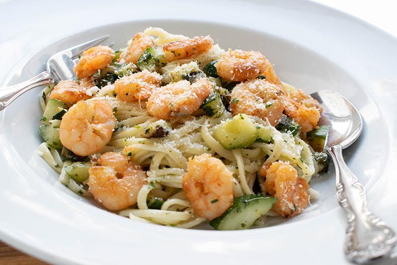 Nudeln mit Garnelen und Zucchini