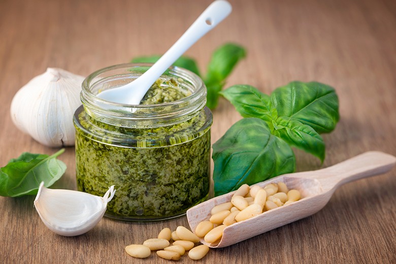grünes Basilikum-Pesto
