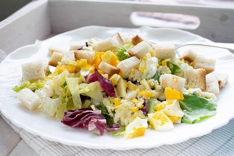 Salat mit Käse-Dressing