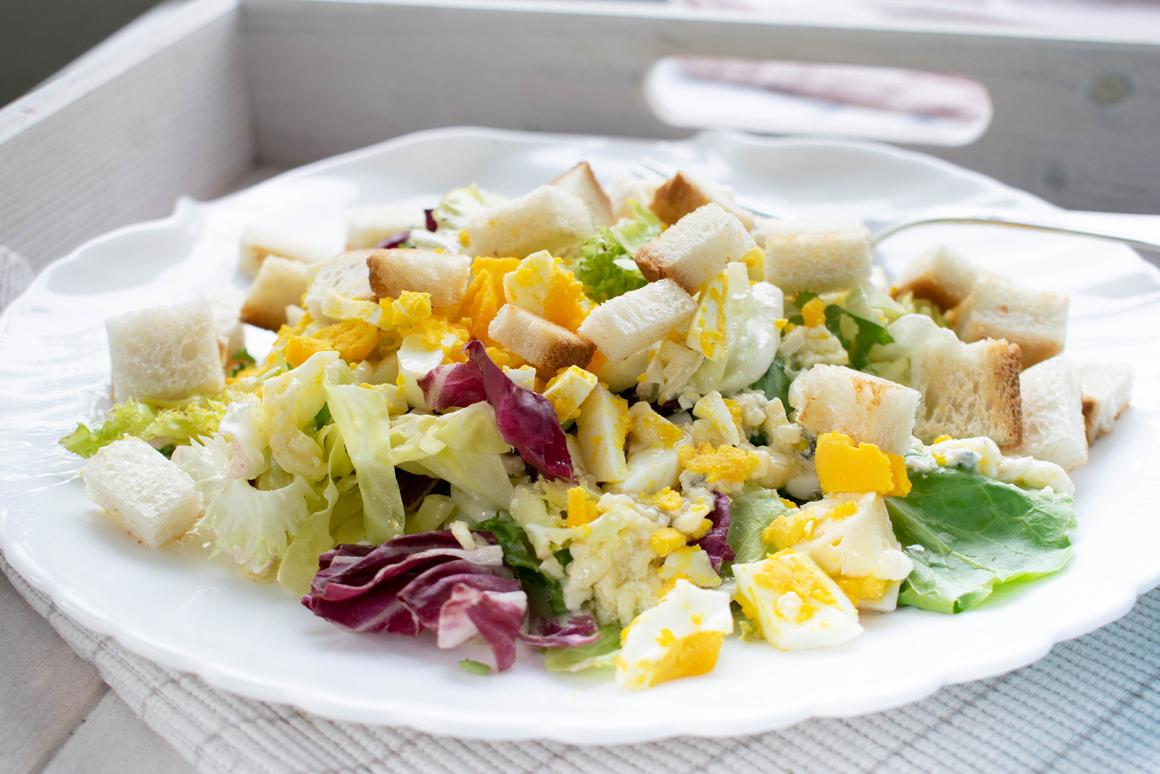 Salat mit Käse-Dressing