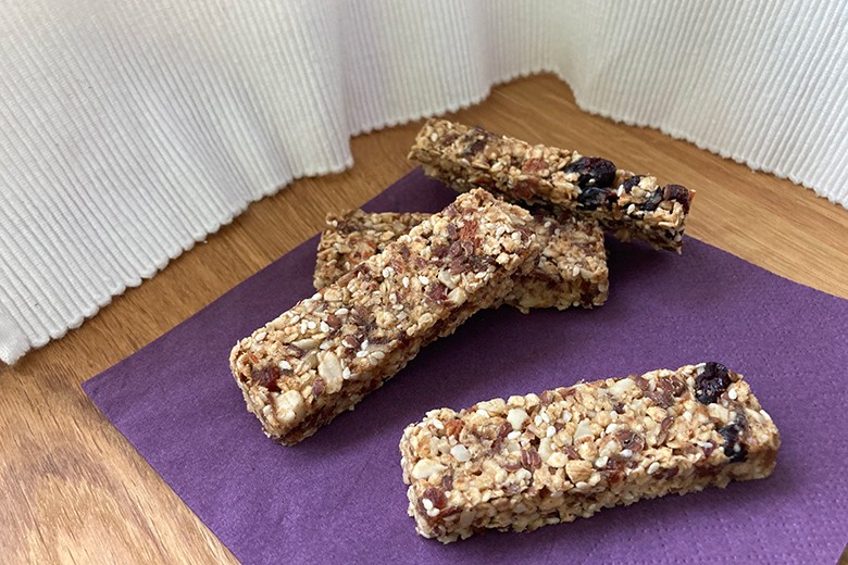 Müsliriegel mit Mandeln, Datteln und Cranberries
