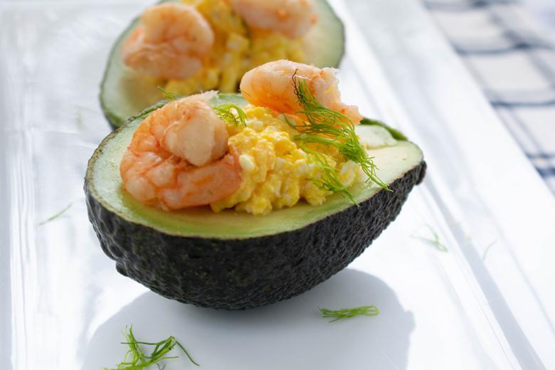 Gefüllte Avocado mit Eiersalat und Garnelen