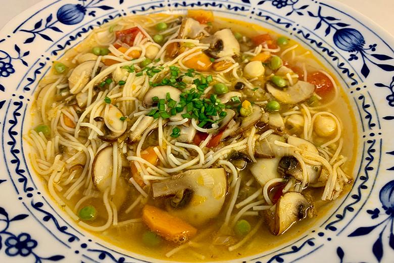 Nudelsuppe mit Gemüse