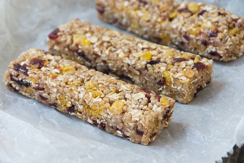 Müsliriegel mit Banane und Beeren
