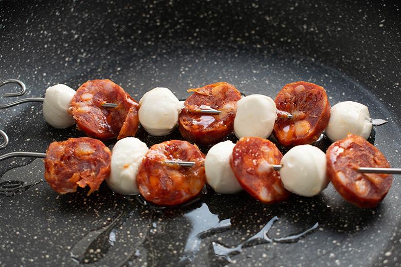 Grillspieße mit Mozzarella und Chorizo