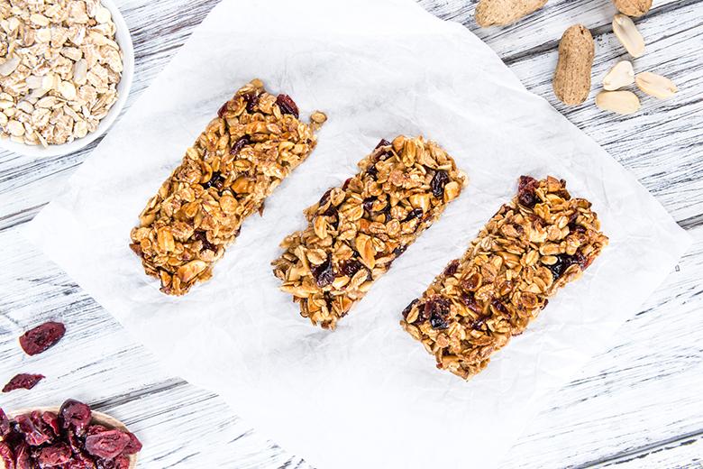 Müsliriegel mit Erdnüssen und Cranberries