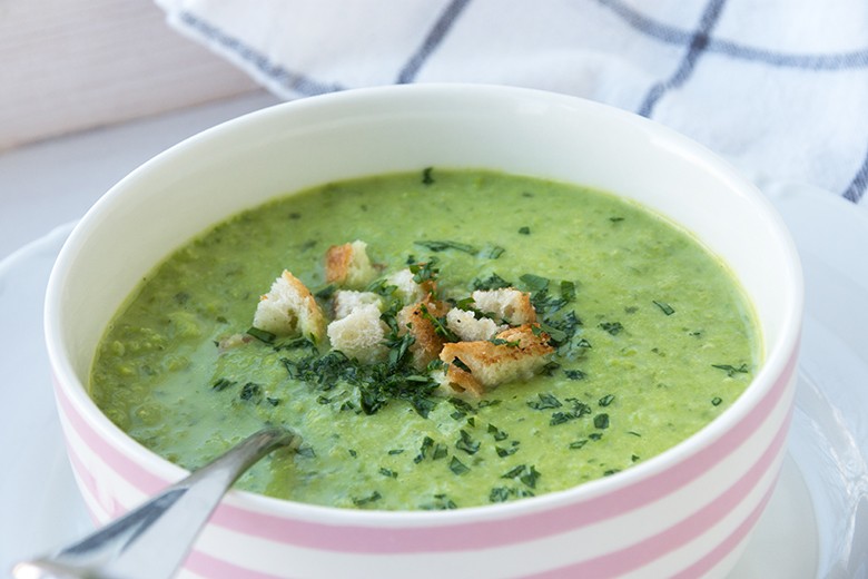 Erbsensuppe mit Hirtenkäse