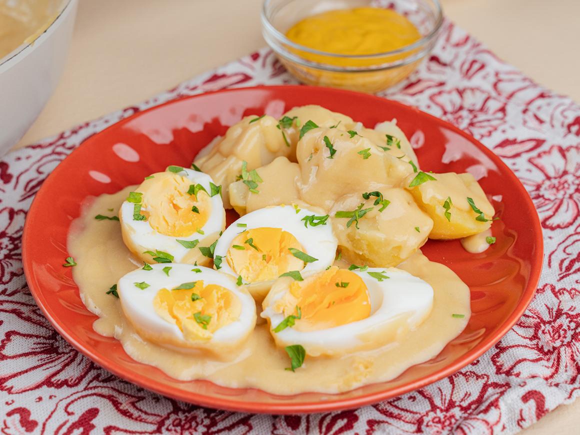 Saure Eier mit Senfsosse