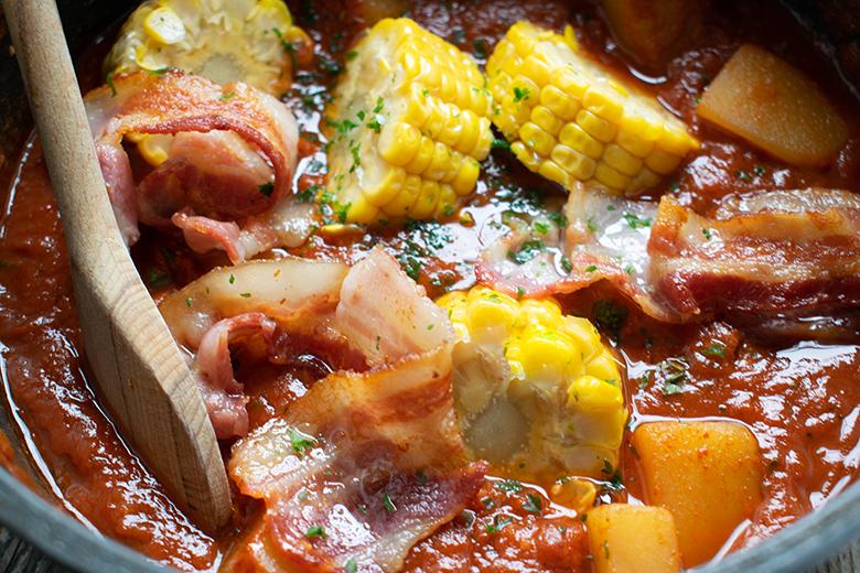 Kartoffeltopf mit Mais und Speck