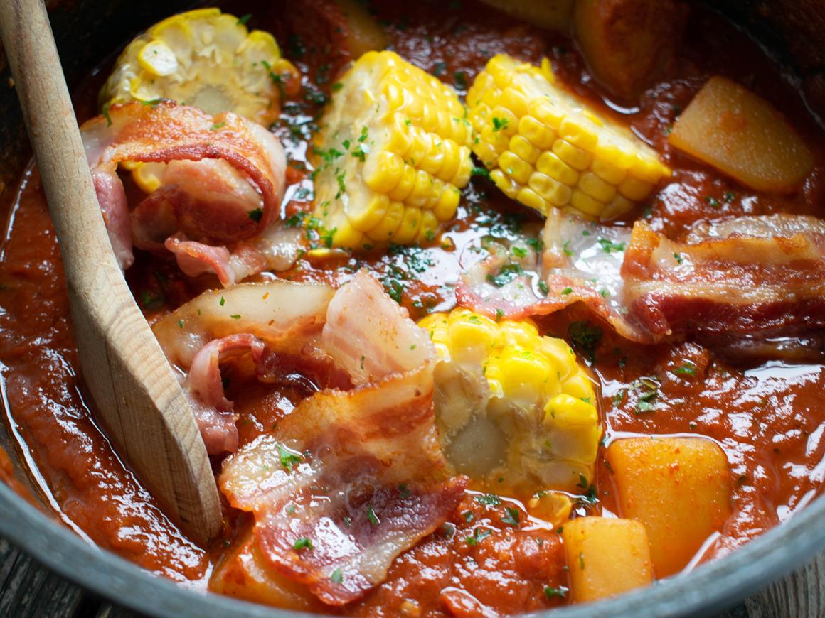 Kartoffeltopf mit Mais und Speck