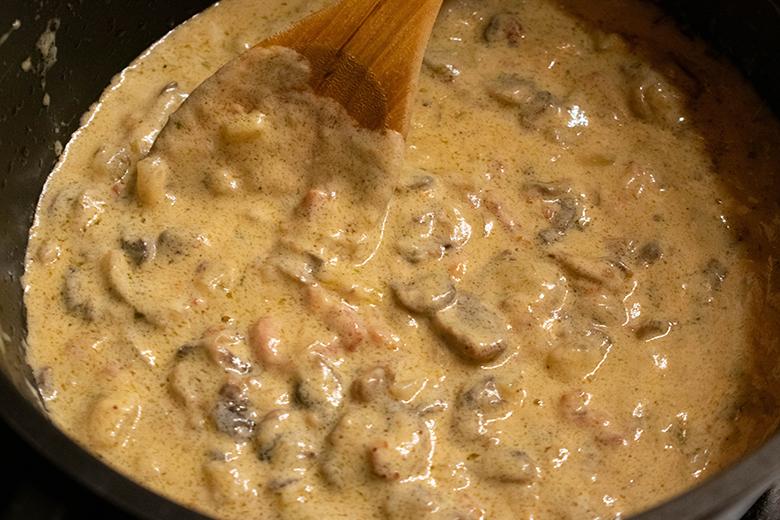 Pilzeintopf mit gerösteten Nüssen