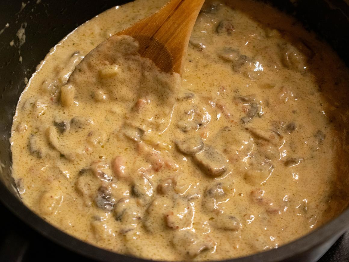 Pilzeintopf mit gerösteten Nüssen