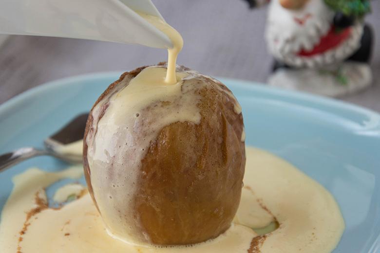 Omas Bratapfel mit Vanillesauce