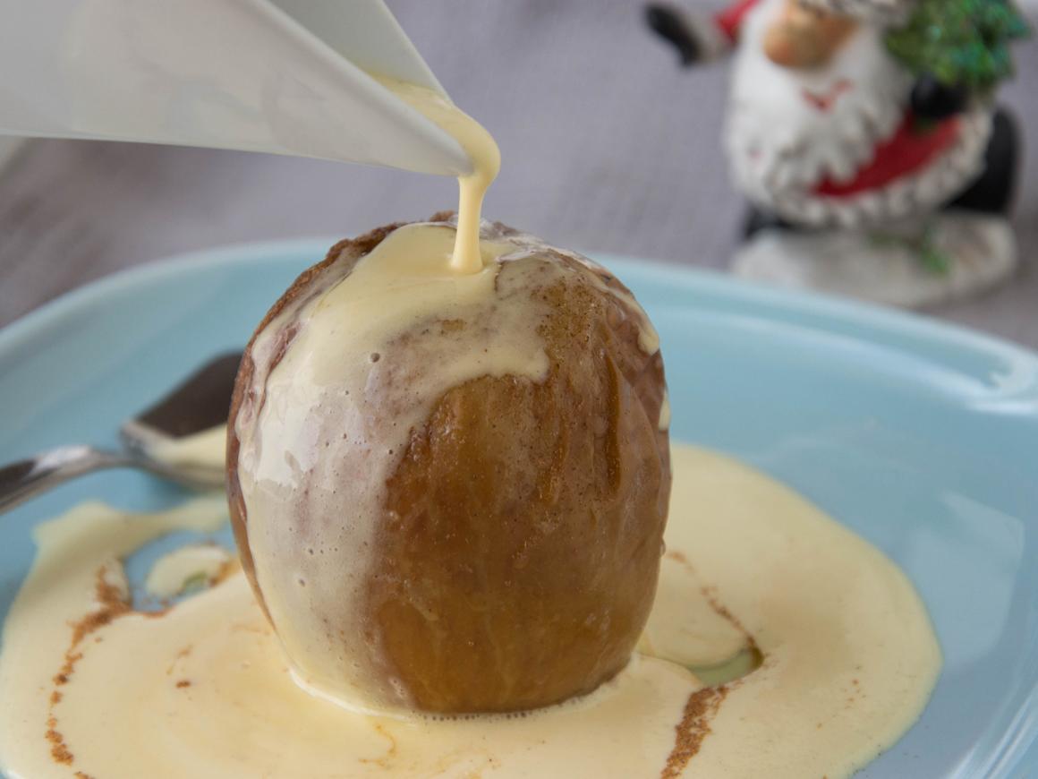 Omas Bratapfel mit Vanillesauce