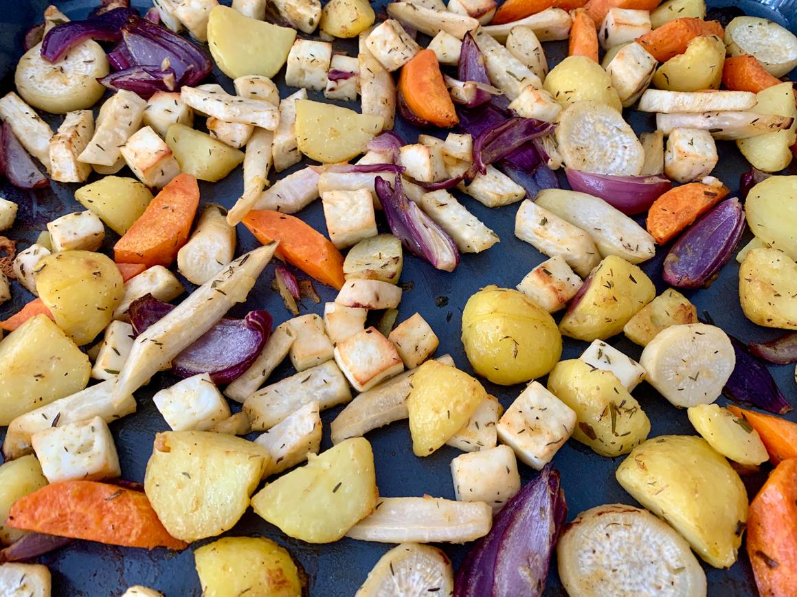Wurzelgemüse mit Halloumi aus dem Ofen