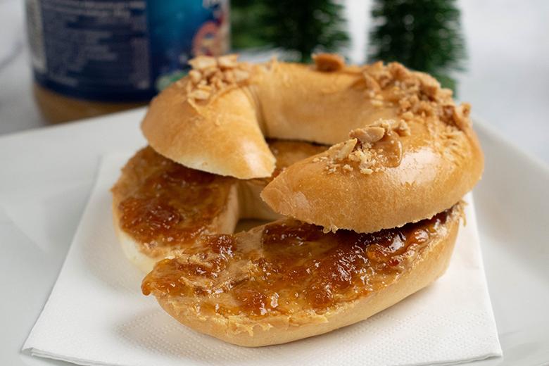 Hörnchen mit Erdnussbutter und Konfitüre