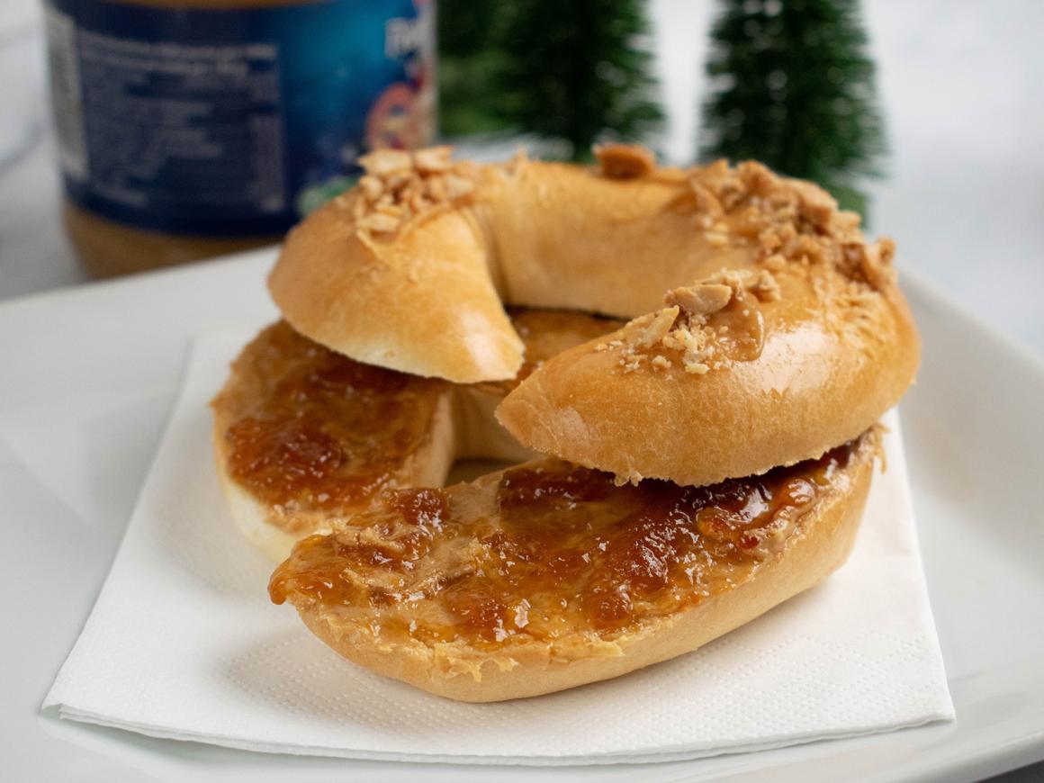 Hörnchen mit Erdnussbutter und Konfitüre