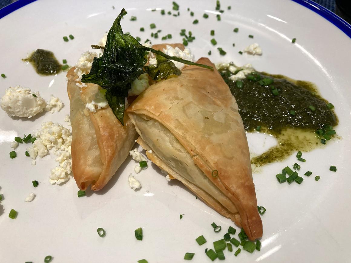 Knusprige Filoteigtaschen mit Feta und Kräuterpesto