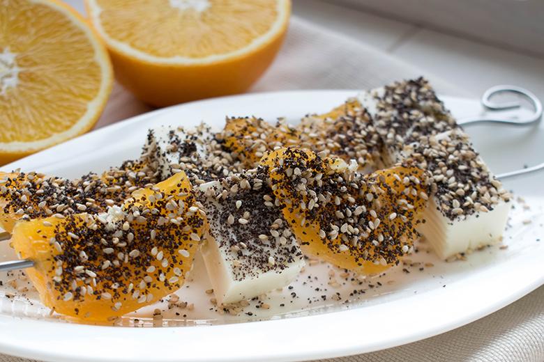 Orangen-Feta-Spieße mit Sesam-Mohn-Kruste