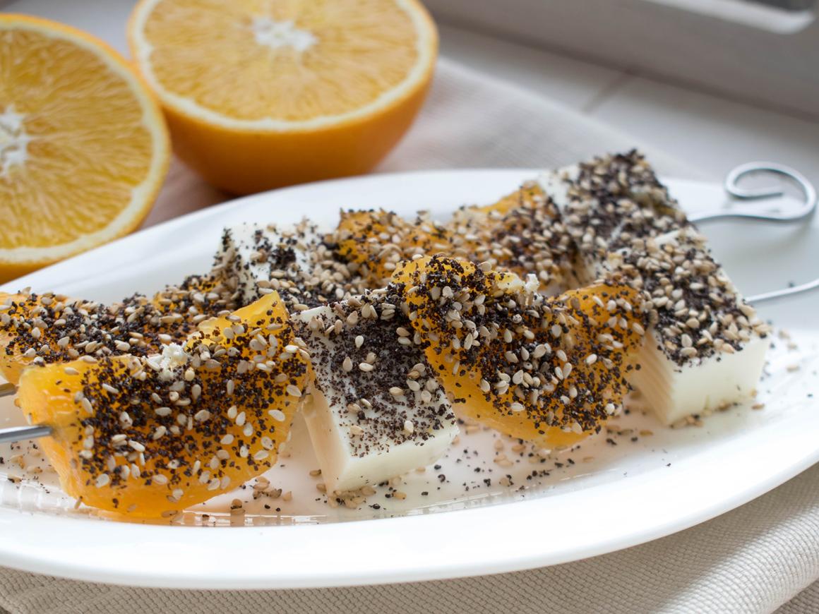 Orangen-Feta-Spieße mit Sesam-Mohn-Kruste