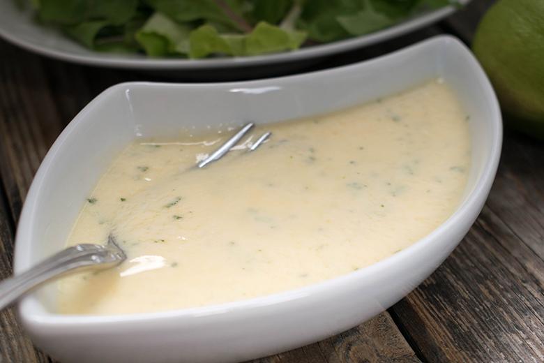Limettendressing mit pflanzlichem Joghurt