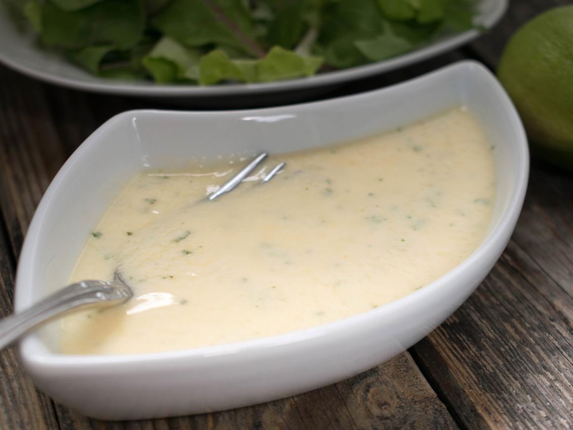 Limettendressing mit pflanzlichem Joghurt