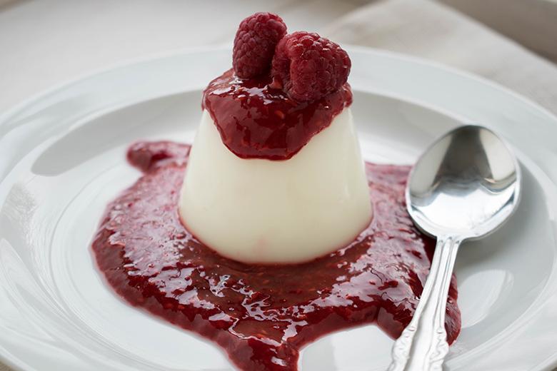 Kokospudding auf Himbeerspiegel